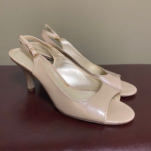 Nude low heel shoes